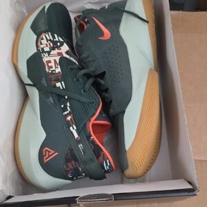 Size 10.5 BRAND NEW Nike Zoom Freak Low-Top Athletic Shoes in Dark Green & Gum